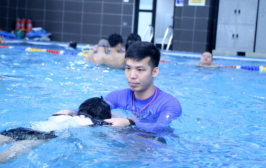 Rèn luyện kỹ năng bơi an toàn cho học sinh trong hè có vai trò rất quan trọng. Ảnh: Đình Tuệ san-truong-la-san-choi2.jpg
