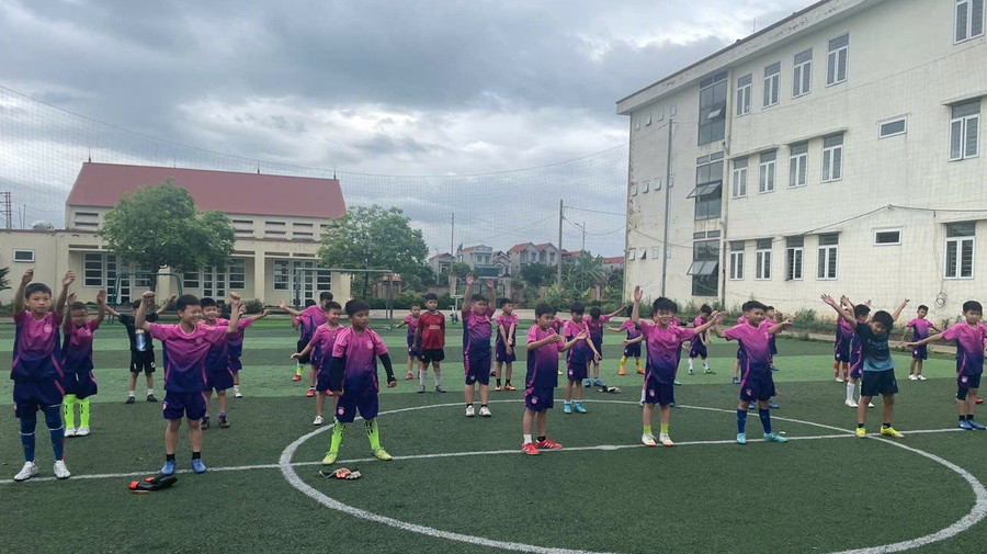 Học sinh Trường Tiểu học Trí Yên (Việt Yên, Bắc Giang) tham gia câu lạc bộ bóng đá. Ảnh: NT san-truong-la-san-choi4.jpg