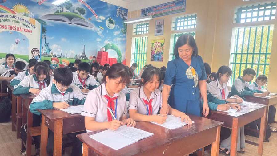 Cô trò Trường THCS Hải Xuân (Hải Xuân, Ninh Bình) trao đổi, ôn tập kiến thức chuẩn bị cho kỳ thi vào lớp 10.