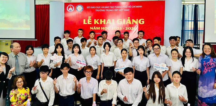 Thầy, trò Trường Trung cấp Việt Giao chào đón năm học mới 2025 - 2026. Ảnh: NTCC 