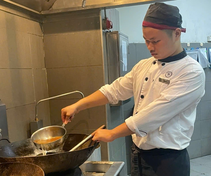 Nguyễn Văn Minh - cựu sinh viên lớp KTCB14B, Trường Cao đẳng Thương mại và Du lịch Hà Nội làm việc tại Khách sạn Sheraton, Hà Nội. Ảnh: NTCC go-kho-cho-tuyen-sinh-giao-duc-nghe-nghiep-2.jpg