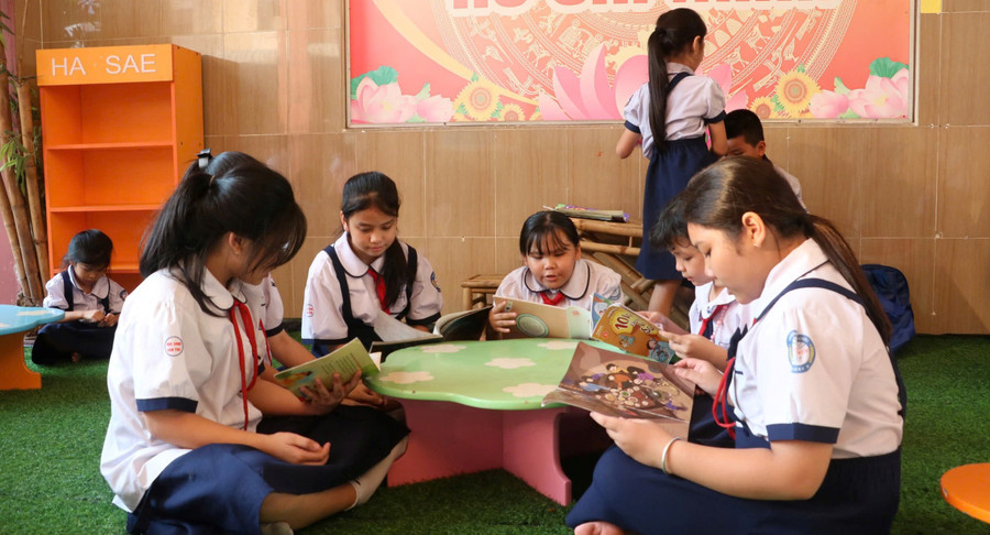 Học sinh Trường Tiểu học Nguyễn Văn Trỗi tại khu vực đọc sách sau khi kết thúc giờ học. Ảnh: TT