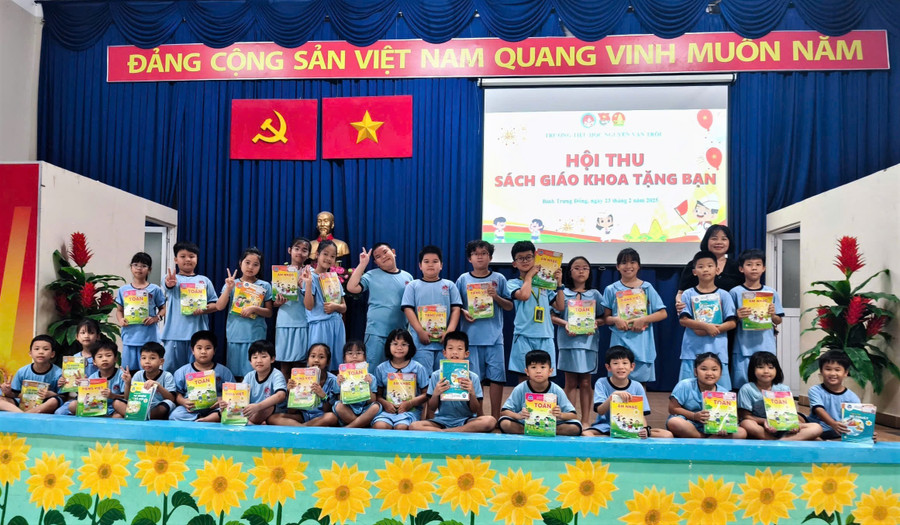 Học sinh Trường Tiểu học Nguyễn Văn Trỗi (phường Bình Trưng, TPHCM) quyên góp sách cũ ngay sau khi kết thúc năm học. Ảnh: MA sach-cu-chon-di-niem-vui-o-lai-2.jpg