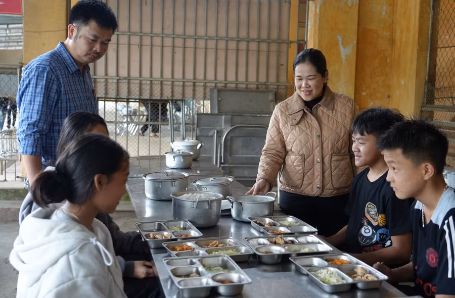 Bữa cơm trưa của học sinh Trường Phổ thông DTBT THCS Nậm Cắn (Nậm Cắn, Nghệ An).