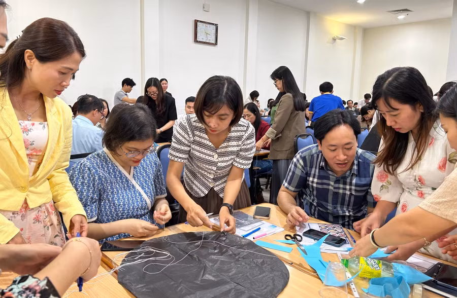 Giáo viên THCS và THPT Đà Nẵng tham gia khóa tập huấn giáo dục STEM. Ảnh: PV