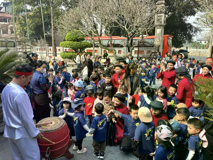 Cô và trò Trường Mầm non Sao Mai (Phú Thọ) tham quan Làng cổ Hùng Lô. Ảnh: Báo Phú Thọ. nuoi-duong-tu-gia-dinh-3.jpg