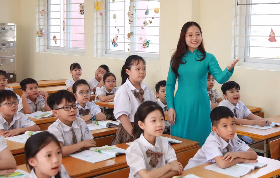 Cô, trò Trường Tiểu học Thịnh Liệt (Hoàng Mai, Hà Nội).