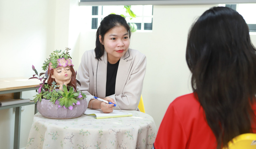 Học sinh một trường THCS tại Hà Nội được cán bộ tâm lý học đường giải đáp thắc mắc về tình bạn trong học đường. Ảnh: Đình Tuệ