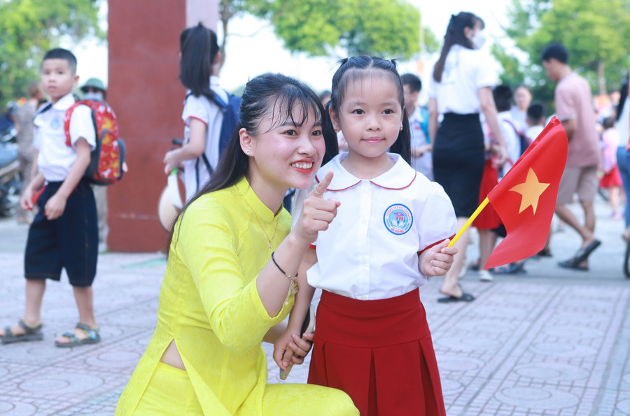 Cô trò lớp 1, Trường Tiểu học Yên Nghĩa, quận Hà Đông. Ảnh: Đình Tuệ 