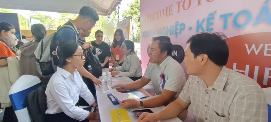 Sinh viên Trường Đại học Công nghệ TPHCM tại Ngày hội tuyển dụng khối ngành Kinh tế - HUTECH Career Day 2024. Ảnh: Quốc Hải