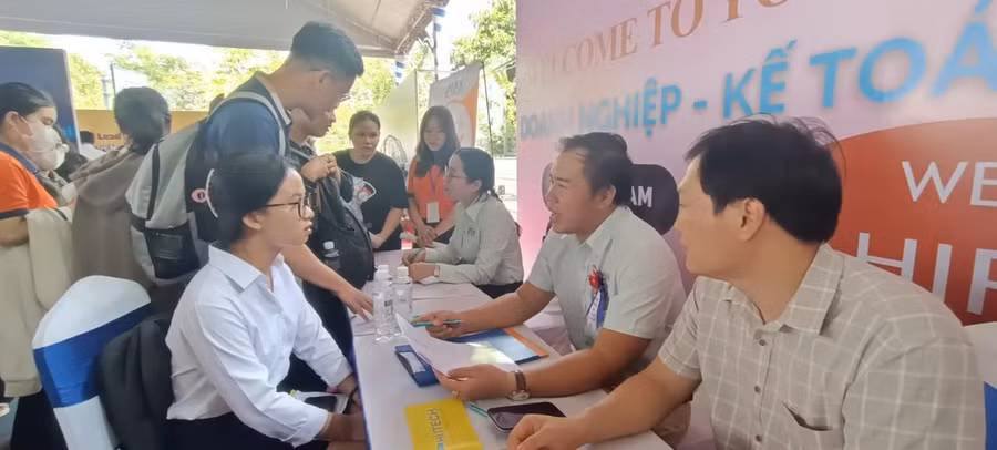 Sinh viên Trường Đại học Công nghệ TPHCM tại Ngày hội tuyển dụng khối ngành Kinh tế - HUTECH Career Day 2024. Ảnh: Quốc Hải