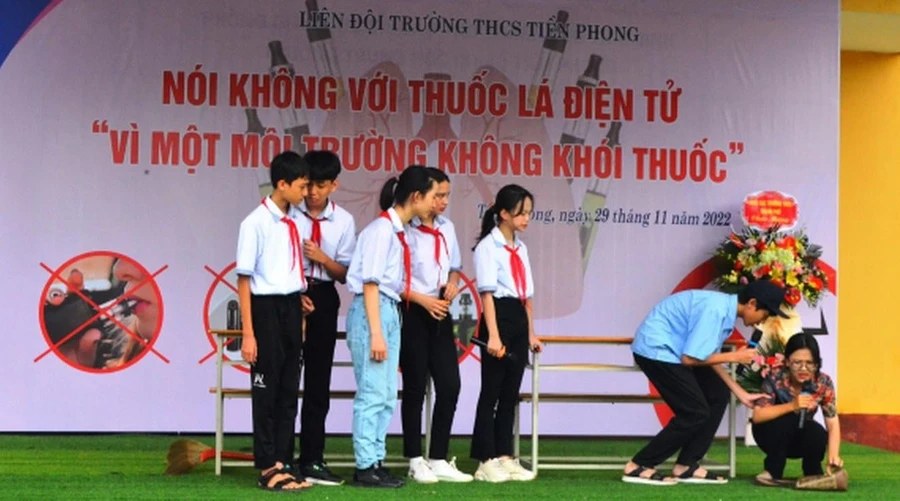 Tiểu phẩm của học sinh Trường THCS Tiền Phong (TP Thái Bình, tỉnh Thái Bình) tuyên truyền về tác hại của thuốc lá điện tử đối với học sinh. Ảnh minh họa: INT