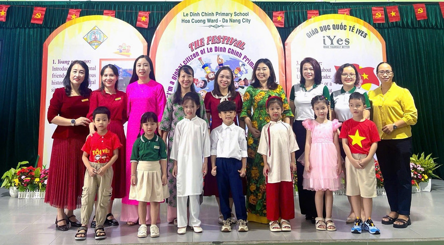 Học sinh Trường Tiểu học Lê Đình Chinh (Hòa Cường, Đà Nẵng) thi thuyết trình Tôi là công dân toàn cầu bằng tiếng Anh. Ảnh: NTCC tieng-anh-trong-truong-hoc-1.jpg