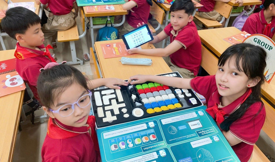 Giờ học tiếng Anh thông qua STEM của học sinh Trường Tiểu học Nguyễn Du (Hà Nội). Ảnh minh họa: INT