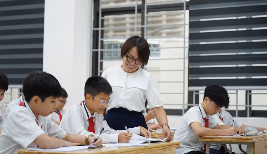 Cô, trò Trường THCS Giảng Võ (Hà Nội). Ảnh: Xuân Phú