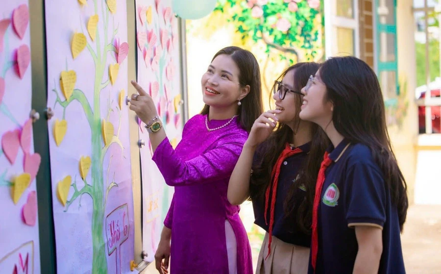 Cô, trò Trường Tiểu học & THCS 915 Gia Sàng (TP Thái Nguyên, Thái Nguyên). Ảnh: NVCC