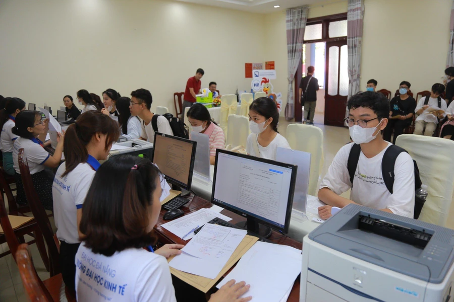 Tân sinh viên Trường Đại học Kinh tế, Đại học Đà Nẵng làm thủ tục nhập học năm học 2023 - 2024. Ảnh: PV