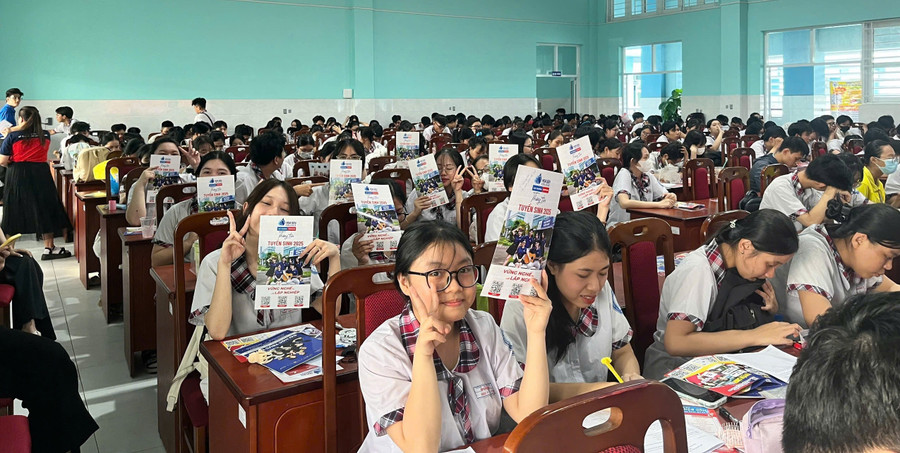 Học sinh Trung tâm GDNN - GDTX Quận 12, TPHCM được các chuyên gia tư vấn hướng nghiệp. Ảnh: Lâm Ngọc tao-da-tu-chinh-sach-5.jpg
