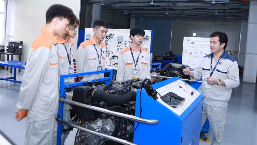 Sinh viên Trường Cao đẳng Lý Thái Tổ (Từ Sơn, Bắc Ninh) thực hành về cơ khí ô tô. Ảnh: Đình Tuệ