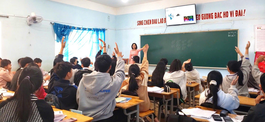 Cô Đặng Thị Hòa - giáo viên môn Toán, Trường THPT Ea H’leo (Đắk Lắk) trong một tiết dạy trên lớp. Ảnh: TT