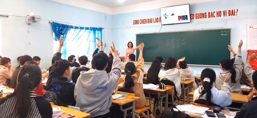 Cô Đặng Thị Hòa - giáo viên môn Toán, Trường THPT Ea H’leo (Đắk Lắk) trong một tiết dạy trên lớp. Ảnh: TT