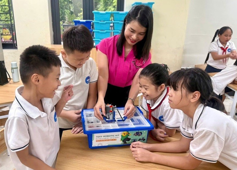 Giờ học STEM của cô và trò Trường Tiểu học Lý Thường Kiệt (Hà Nội). Ảnh: ITN