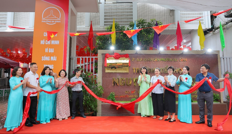 Đại biểu gắn biển công trình Trường Tiểu học Nguyễn Tri Phương.