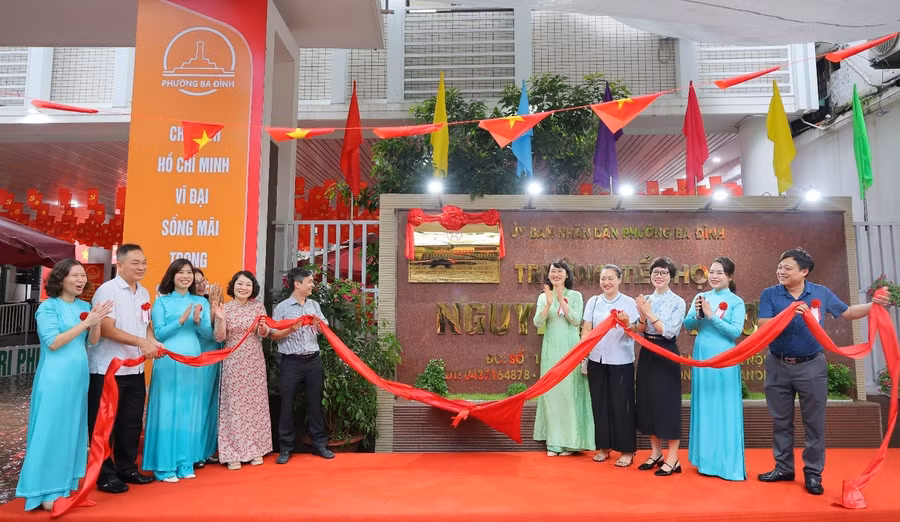 Đại biểu gắn biển công trình Trường Tiểu học Nguyễn Tri Phương.