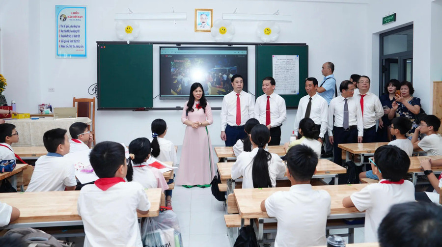 Lãnh đạo phường Cầu Giấy tham quan lớp học Trường THCS Hạ Yên Quyết. don-nam-hoc-2025-2026-o-nhung-ngoi-truong-moi-1.jpg