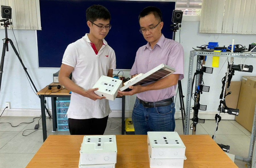 Hộp chứa cảm biến có chức năng cảnh báo vật cản đường sắt tại phòng lab của Trường Đại học Việt Đức. Ảnh: NVCC