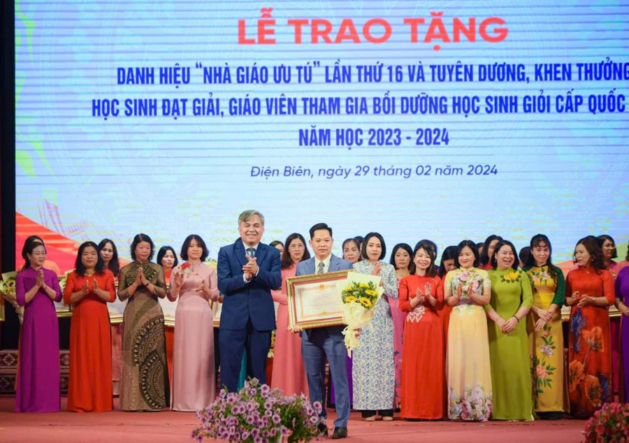 vo-chong-nha-giao-uu-tu-no-luc-vi-giao-duc-vung-cao-1.jpg