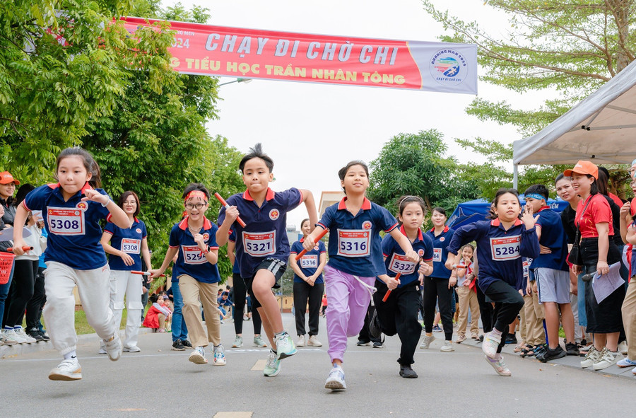 Học sinh Trường Tiểu học Trần Nhân Tông (Nam Định, Ninh Bình) hào hứng tham gia hoạt động trải nghiệm “Chạy đi chờ chi”. giao-duc-ky-nang-song-2.jpg