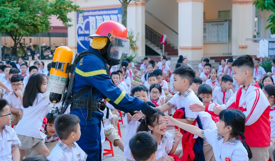 Học sinh Trường Tiểu học Trần Nhân Tông tham gia Chương trình trải nghiệm tuyên truyền, thực hành chữa cháy và thoát hiểm, thoát nạn.