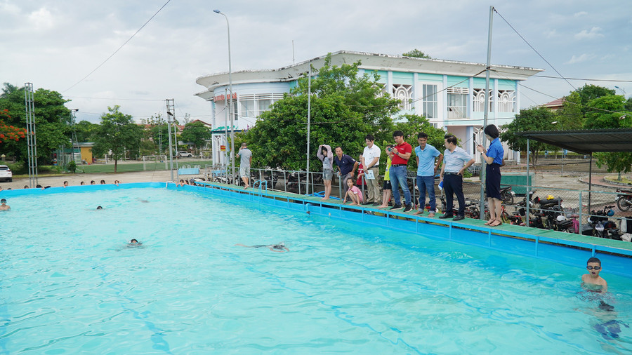 Học sinh trên địa bàn huyện Cam Lộ tham gia các lớp dạy bơi miễn phí. Ảnh: Anh Vũ phong-chong-duoi-nuoc-cho-hoc-sinh-o-quang-tri-1.jpg