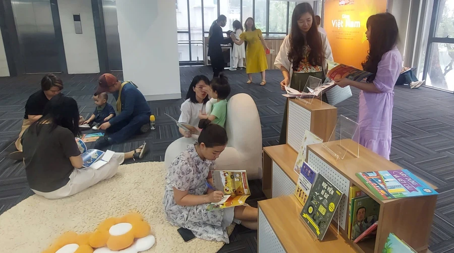 Độc giả đọc sách và chia sẻ về nghề nghiệp tại workshop “Sự đa dạng của nghề nghiệp qua lăng kính sách thiếu nhi”. Ảnh: Bình Thanh.