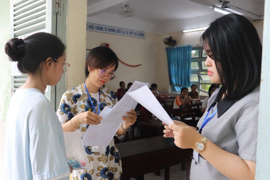 Cán bộ coi thi gọi thí sinh vào phòng thi môn Ngữ văn tại điểm thi Trường THPT Nguyễn Hiền. Ảnh: PV