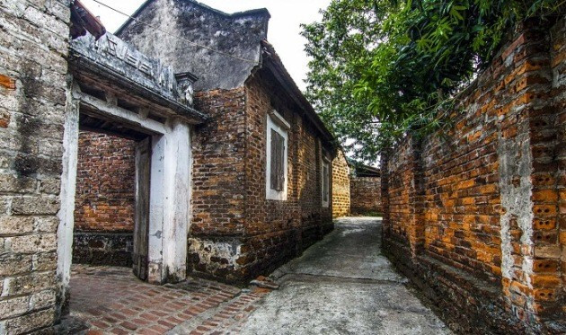 Làng cổ Đường Lâm (Hà Nội) nổi tiếng về sự giữ gìn kiến trúc nhà cổ truyền thống. dau-an-lang-que-giua-dong-do-thi-hoa-3.jpg