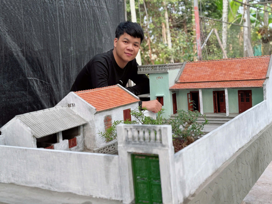 Anh Nguyễn Văn Tiên nổi tiếng với nghề làm mô hình tiểu cảnh tái hiện nhà cổ. dau-an-lang-que-giua-dong-do-thi-hoa-4.jpg