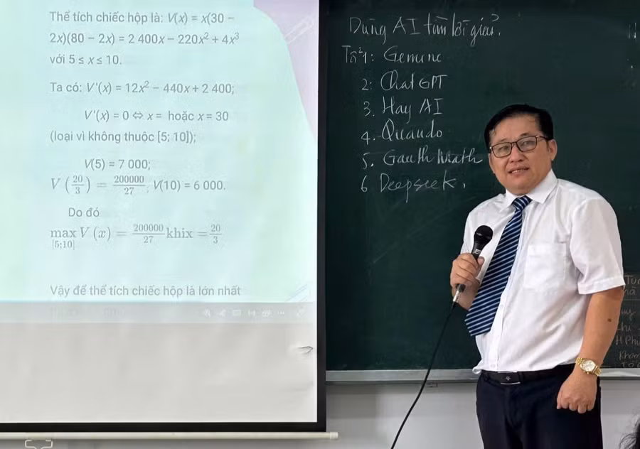 Thầy Lê Văn Hòa hướng dẫn học sinh ứng dụng AI trong học Toán. Ảnh; NVCC