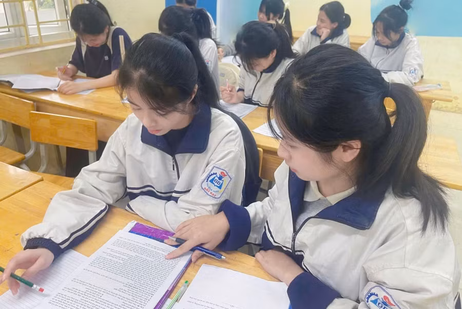 Học sinh lớp 12 Trường THPT Bất Bạt (Hà Nội) trong giờ ôn tập. Ảnh minh họa: INT