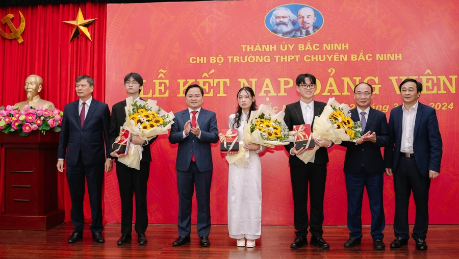 Bí thư Tỉnh ủy Bắc Ninh Nguyễn Anh Tuấn (thứ 3 từ trái sang) và đại biểu chúc mừng tân đảng viên của Trường THPT chuyên Bắc Ninh. 