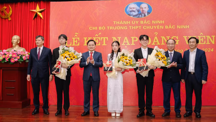 Bí thư Tỉnh ủy Bắc Ninh Nguyễn Anh Tuấn (thứ 3 từ trái sang) và đại biểu chúc mừng tân đảng viên của Trường THPT chuyên Bắc Ninh. 