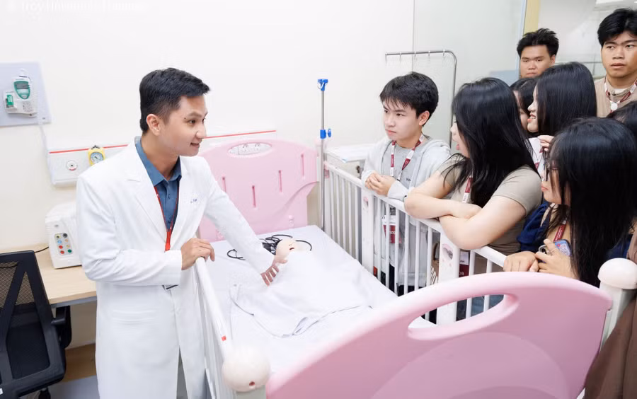 Học sinh Trường THPT Sơn Trà (TP Đà Nẵng) tham gia hoạt động trải nghiệm hướng nghiệp. Ảnh: NTCC