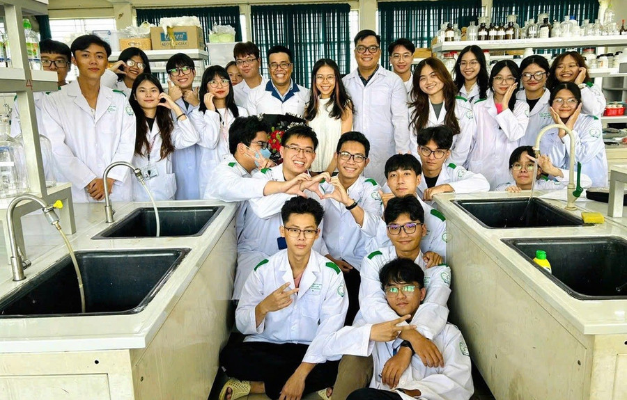 TS Nguyễn Phước Vinh bên các sinh viên Trường Đại học Khoa học Sức khỏe (Đại học Quốc gia TPHCM). Ảnh: NVCC tien-si-tre-dam-me-nghien-cuu-thuoc-1.jpg
