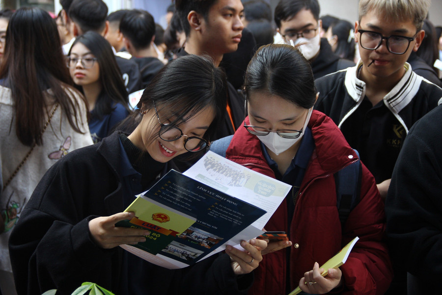 Sinh viên Trường Đại học Kinh doanh và Công nghệ Hà Nội tìm hiểu thông tin tại Ngày hội việc làm năm 2024. Ảnh: TG than-trong-khi-nhay-viec-2.jpg