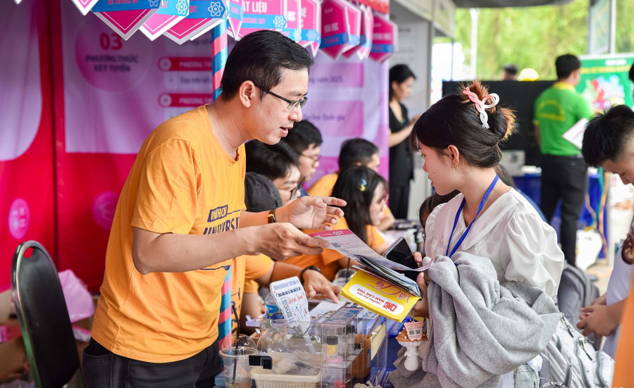 Học sinh lớp 12 tham gia chương trình tư vấn tuyển sinh năm 2025 tại TPHCM. Ảnh: HCMUS can-nao-chon-nganh-hoc-dang-ky-xet-tuyen-4-3623.jpg