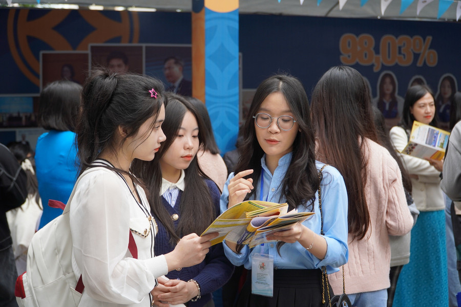 Thí sinh tham gia ngày hội tư vấn tuyển sinh, hướng nghiệp năm 2025. Ảnh: Minh Phong can-nao-chon-nganh-hoc-dang-ky-xet-tuyen-3.jpg