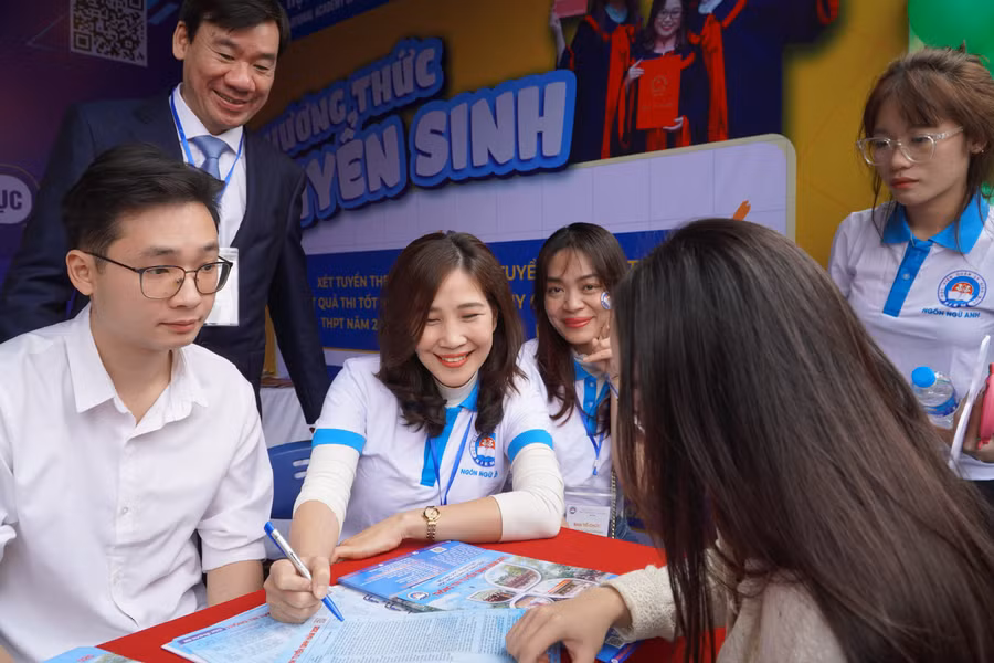 Thí sinh tìm hiểu các ngành, chương trình đào tạo của Học viện Quản lý giáo dục. Ảnh: Minh Phong