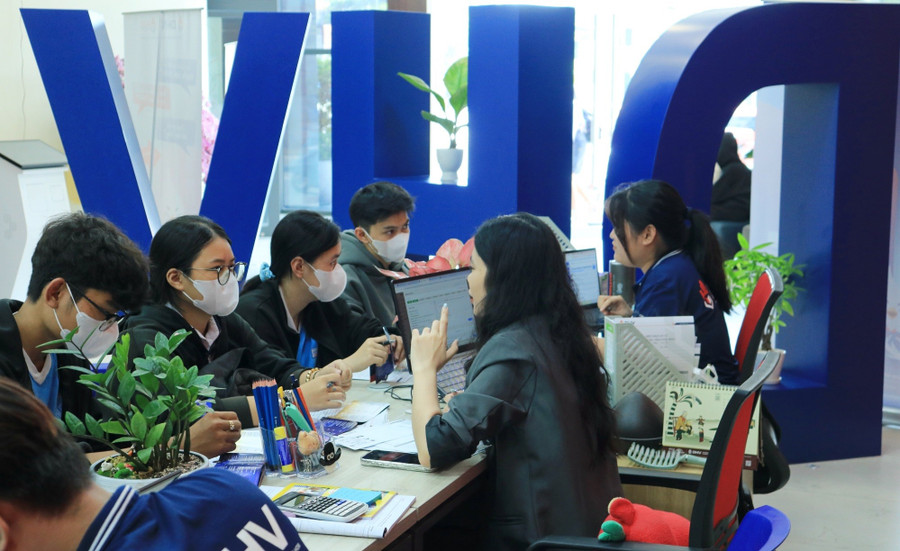Thí sinh tìm hiểu ngành nghề, thông tin tuyển sinh tại Trường Đại học Hùng Vương TPHCM. Ảnh: HVU can-nao-chon-nganh-hoc-dang-ky-xet-tuyen-1.jpg