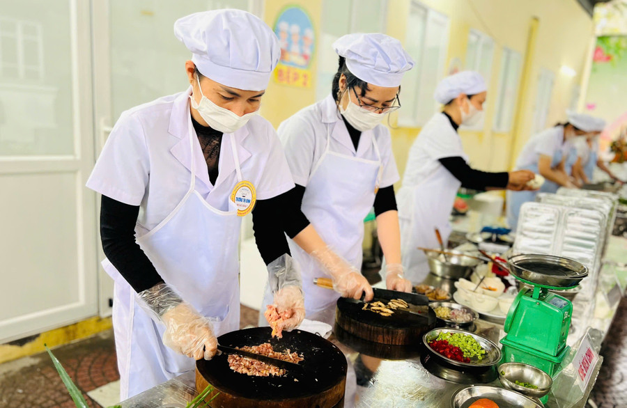 Các cô nuôi quận Ngô Quyền (Hải Phòng) tham gia Liên hoan cô nuôi cấp quận. Ảnh: Nguyễn Dịu nhan-vien-nuoi-duong-1.jpg